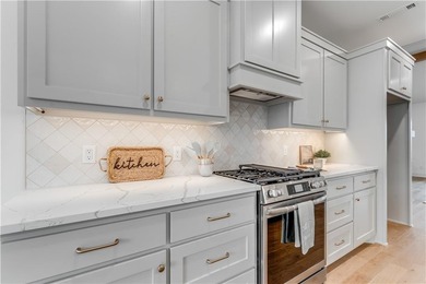 Open  floor plan with beamed vaulted ceiling. The split floor on Bella Vista - Metfield Golf Complex and Country Club in Arkansas - for sale on GolfHomes.com, golf home, golf lot