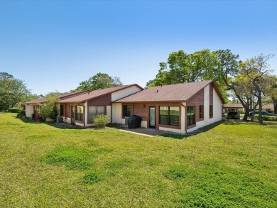 Over $45,000 in remodel and upgrades in this beautiful 2/2, end on Beacon Woods Golf Club in Florida - for sale on GolfHomes.com, golf home, golf lot