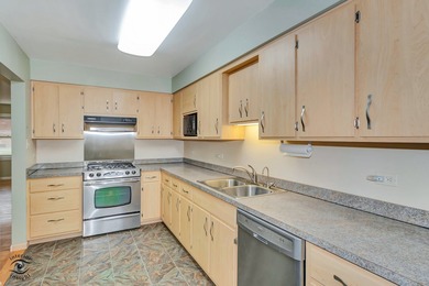 Welcome to this beautifully updated 3-bedroom, 2-bath on Lincoln Oaks Golf Course in Illinois - for sale on GolfHomes.com, golf home, golf lot