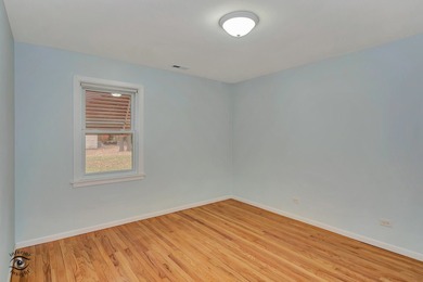 Welcome to this beautifully updated 3-bedroom, 2-bath on Lincoln Oaks Golf Course in Illinois - for sale on GolfHomes.com, golf home, golf lot