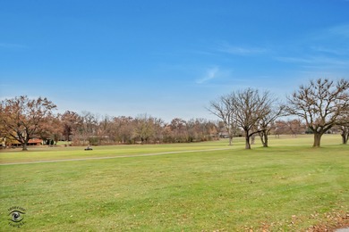 Welcome to this beautifully updated 3-bedroom, 2-bath on Lincoln Oaks Golf Course in Illinois - for sale on GolfHomes.com, golf home, golf lot