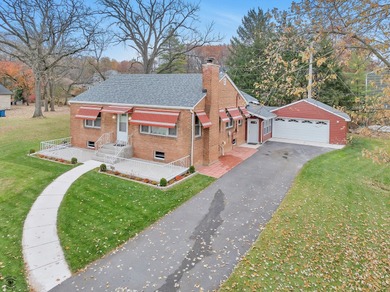 Welcome to this beautifully updated 3-bedroom, 2-bath on Lincoln Oaks Golf Course in Illinois - for sale on GolfHomes.com, golf home, golf lot