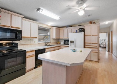 Welcome to this well-kept 2-bedroom, 2-bath home in the popular on Brookridge Country Club in Florida - for sale on GolfHomes.com, golf home, golf lot