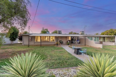 Beautifully kept 2BD/2BA 1,269 sqft golf-course home with leased on Sun City South Golf Course in Arizona - for sale on GolfHomes.com, golf home, golf lot