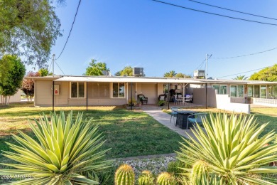 Beautifully kept 2BD/2BA 1,269 sqft golf-course home with leased on Sun City South Golf Course in Arizona - for sale on GolfHomes.com, golf home, golf lot