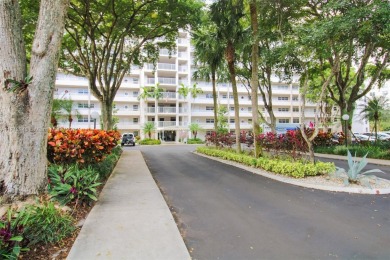 Beautifully renovated 2-bed, 2-bath condo with a modern on Palm-Aire Country Club and Resort - The Oaks in Florida - for sale on GolfHomes.com, golf home, golf lot