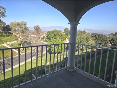 GREAT LOCATION WITH FANTASTIC VIEW!  Spacious 2 bed & 1.75 bath on Leisure Village Par 3 Golf Course in California - for sale on GolfHomes.com, golf home, golf lot