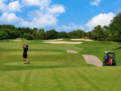 Fun 55-plus lifestyle in prime location! See what easy-living is on Bobby Jones Golf Club in Florida - for sale on GolfHomes.com, golf home, golf lot