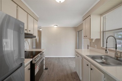Welcome to this charming and refreshed 2-bedroom, 2-bathroom on Brookridge Country Club in Florida - for sale on GolfHomes.com, golf home, golf lot