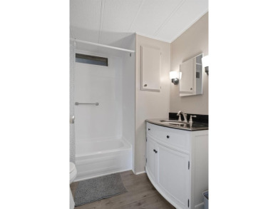 Welcome to this charming and refreshed 2-bedroom, 2-bathroom on Brookridge Country Club in Florida - for sale on GolfHomes.com, golf home, golf lot