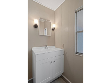 Welcome to this charming and refreshed 2-bedroom, 2-bathroom on Brookridge Country Club in Florida - for sale on GolfHomes.com, golf home, golf lot
