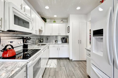 Welcome to this light & bright convertible 3 bedroom, 2 bathroom on Hunters Run Golf and Country Club in Florida - for sale on GolfHomes.com, golf home, golf lot