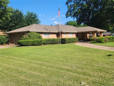 Beautiful 1-story 3 bed 2 1/2 bath full brick home in Indian on Indian Springs Country Club in Oklahoma - for sale on GolfHomes.com, golf home, golf lot