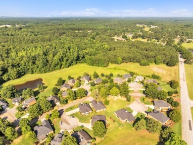 This all-brick, single-story home with split floor plan offers 3 on Hunters Creek Golf and Country Club  in South Carolina - for sale on GolfHomes.com, golf home, golf lot