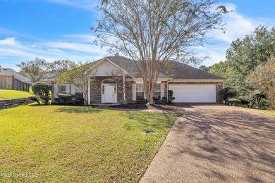 Charming 3 bedroom, 2 bath home in the highly desirable on Castlewoods Golf Club in Mississippi - for sale on GolfHomes.com, golf home, golf lot