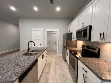 Like new! All brick, one owner, well-kept home. Two bedroom plus on Bella Vista Country Club - Highlands in Arkansas - for sale on GolfHomes.com, golf home, golf lot