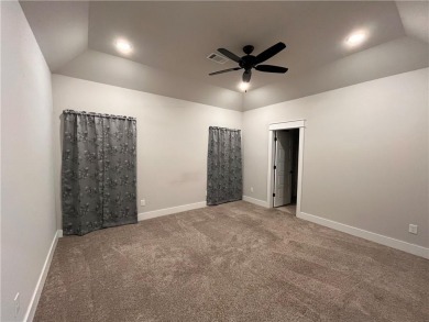 Like new! All brick, one owner, well-kept home. Two bedroom plus on Bella Vista Country Club - Highlands in Arkansas - for sale on GolfHomes.com, golf home, golf lot