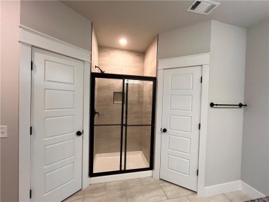Like new! All brick, one owner, well-kept home. Two bedroom plus on Bella Vista Country Club - Highlands in Arkansas - for sale on GolfHomes.com, golf home, golf lot
