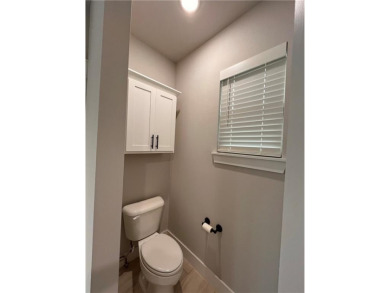 Like new! All brick, one owner, well-kept home. Two bedroom plus on Bella Vista Country Club - Highlands in Arkansas - for sale on GolfHomes.com, golf home, golf lot