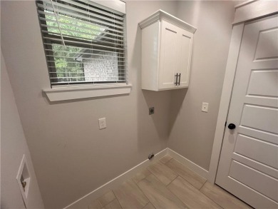 Like new! All brick, one owner, well-kept home. Two bedroom plus on Bella Vista Country Club - Highlands in Arkansas - for sale on GolfHomes.com, golf home, golf lot