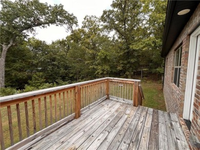 Like new! All brick, one owner, well-kept home. Two bedroom plus on Bella Vista Country Club - Highlands in Arkansas - for sale on GolfHomes.com, golf home, golf lot