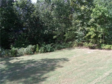 Like new! All brick, one owner, well-kept home. Two bedroom plus on Bella Vista Country Club - Highlands in Arkansas - for sale on GolfHomes.com, golf home, golf lot