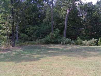 Like new! All brick, one owner, well-kept home. Two bedroom plus on Bella Vista Country Club - Highlands in Arkansas - for sale on GolfHomes.com, golf home, golf lot