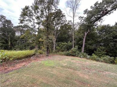 Like new! All brick, one owner, well-kept home. Two bedroom plus on Bella Vista Country Club - Highlands in Arkansas - for sale on GolfHomes.com, golf home, golf lot