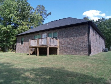 Like new! All brick, one owner, well-kept home. Two bedroom plus on Bella Vista Country Club - Highlands in Arkansas - for sale on GolfHomes.com, golf home, golf lot
