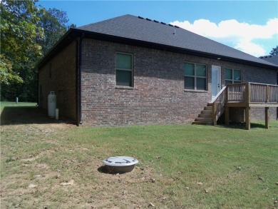Like new! All brick, one owner, well-kept home. Two bedroom plus on Bella Vista Country Club - Highlands in Arkansas - for sale on GolfHomes.com, golf home, golf lot