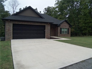 Like new! All brick, one owner, well-kept home. Two bedroom plus on Bella Vista Country Club - Highlands in Arkansas - for sale on GolfHomes.com, golf home, golf lot