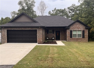 Like new! All brick, one owner, well-kept home. Two bedroom plus on Bella Vista Country Club - Highlands in Arkansas - for sale on GolfHomes.com, golf home, golf lot
