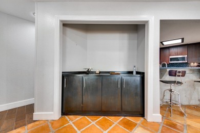 LOW MAINTENANCE BEAUTY ON THE BOULEVARD! STUNNING MODERN on Green Tree Country Club in Texas - for sale on GolfHomes.com, golf home, golf lot
