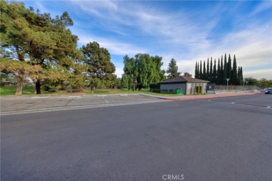 Welcome to this beautiful 1,363 sq ft single-story condo in the on Jurupa Hills Country Club in California - for sale on GolfHomes.com, golf home, golf lot