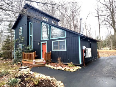 OPEN FLOOR PLAN house in THE PRESTIGIOUS POCONO FARMS COUNTRY on Pocono Farms Country Club in Pennsylvania - for sale on GolfHomes.com, golf home, golf lot