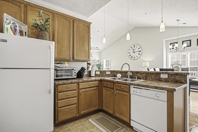 This bright, spacious 3-bedroom, 2-bath end-unit condo is on Blackmoor Golf Club in South Carolina - for sale on GolfHomes.com, golf home, golf lot