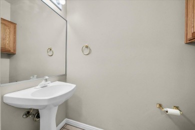 Charming townhouse in the Highlands subdivision. This 2-bedroom on Green Spring Country Club in Utah - for sale on GolfHomes.com, golf home, golf lot