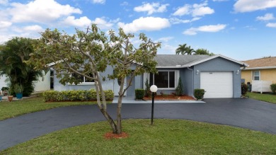 GORGEOUS, UPDATED, SKYLIGHTS, FANS, FRESHLY PAINTED, SCREENED on Forest Oaks Golf Club in Florida - for sale on GolfHomes.com, golf home, golf lot