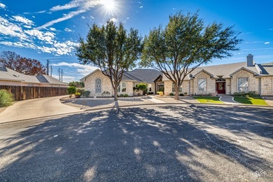 Take a look at this stunning custom-built 3-bedroom, 2-bath home on Bentwood Country Club in Texas - for sale on GolfHomes.com, golf home, golf lot