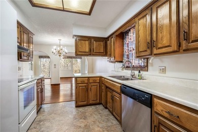 Experience Bella Vista in this inviting *2*-bed, 2-bath home on Bella Vista Country Club - Scottsdale in Arkansas - for sale on GolfHomes.com, golf home, golf lot