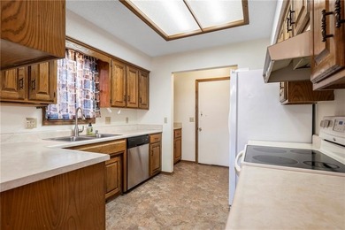 Experience Bella Vista in this inviting *2*-bed, 2-bath home on Bella Vista Country Club - Scottsdale in Arkansas - for sale on GolfHomes.com, golf home, golf lot