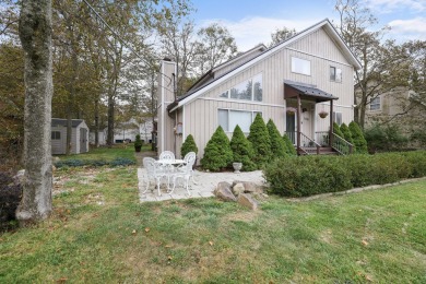 Welcome to this well maintained 3 bedroom 2 bath home nestled in on Pocono Farms Country Club in Pennsylvania - for sale on GolfHomes.com, golf home, golf lot