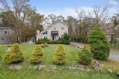 Welcome to this well maintained 3 bedroom 2 bath home nestled in on Pocono Farms Country Club in Pennsylvania - for sale on GolfHomes.com, golf home, golf lot