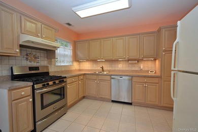 Beautifully maintained 2 Bedroom, 2 Bath *Devon 2* model in on Birchwood at Spring Lake in New York - for sale on GolfHomes.com, golf home, golf lot