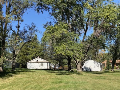 Calling ALL Investors and Renovation Seekers. Here's a on Greenshire Golf Course in Illinois - for sale on GolfHomes.com, golf home, golf lot