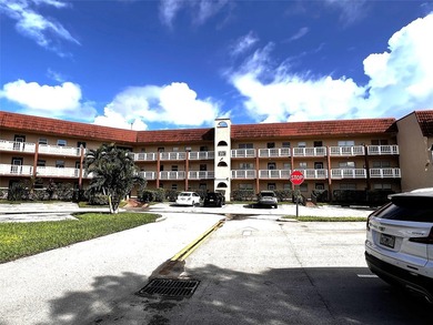 Charming 1/1 furnished or unfurnished condo in the heart of on Sunrise Lakes Phase III in Florida - for sale on GolfHomes.com, golf home, golf lot