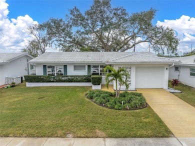 Seller is offering a 5,000 credit to buyer with accepted offer on Mainlands Golf Club in Florida - for sale on GolfHomes.com, golf home, golf lot