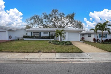 Seller is offering a 5,000 credit to buyer with accepted offer on Mainlands Golf Club in Florida - for sale on GolfHomes.com, golf home, golf lot