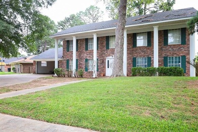 With a little TLC this home could shine again! Backyard backs up on Huntington Park Golf Course in Louisiana - for sale on GolfHomes.com, golf home, golf lot