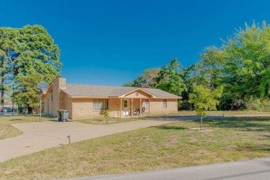 This 3 bedroom, 2 bath, brick home is the perfect home for a on Hide-A-Way Lake Golf Course in Texas - for sale on GolfHomes.com, golf home, golf lot